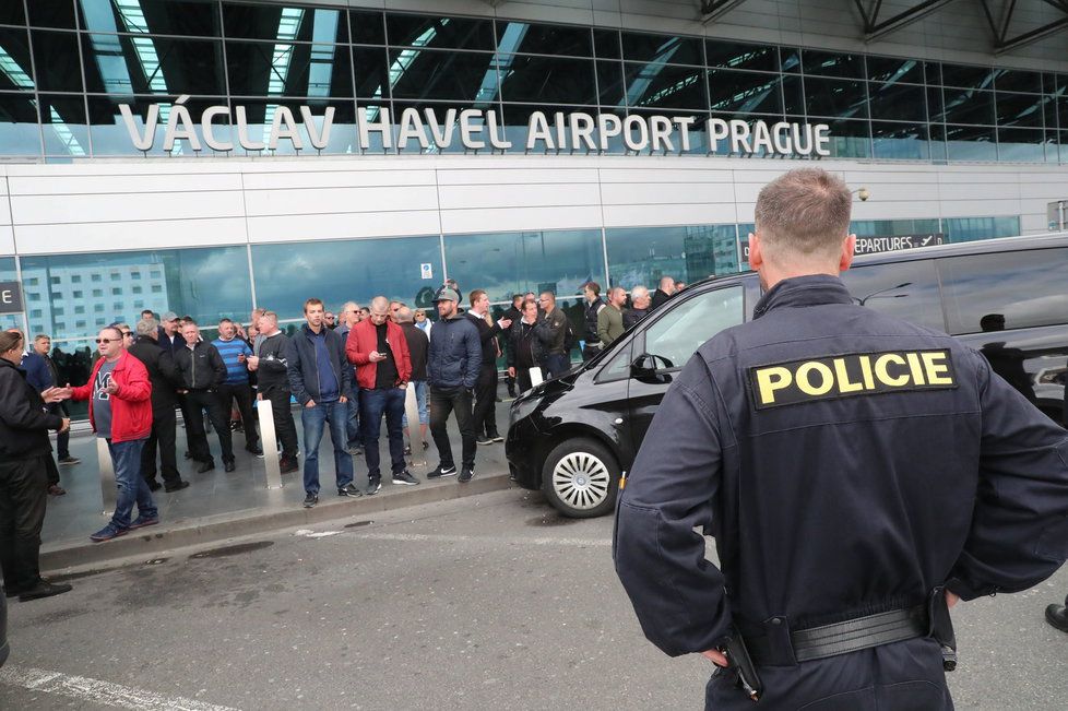 Taxikáři naposledy demonstrovali před Letištěm Václava Havla, po víkendu se sem hodlají vrátit.