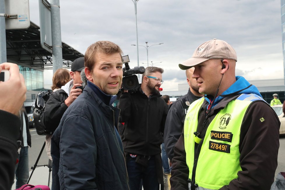 Protest taxikářů na letišti.