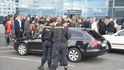 Taxikáře na letišti v Praze krotí policisté. Na vozy řidičů Uberu letí samolepky s nápisem Ilegal Transport.