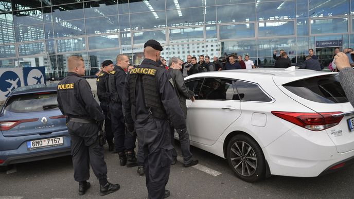 Protesty proti řidičům alternativních taxislužeb na pražském letišti.