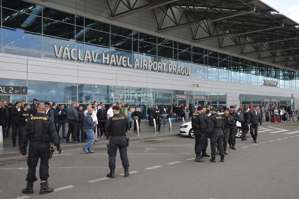 Taxikáři naposledy demonstrovali před Letištěm Václava Havla, po víkendu se sem hodlají vrátit.