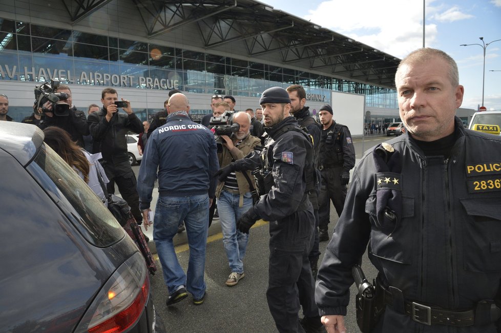 Taxikáře na letišti v Praze krotí policisté. Na vozy řidičů Uberu lepí samolepky s nápisem Ilegal Transport.