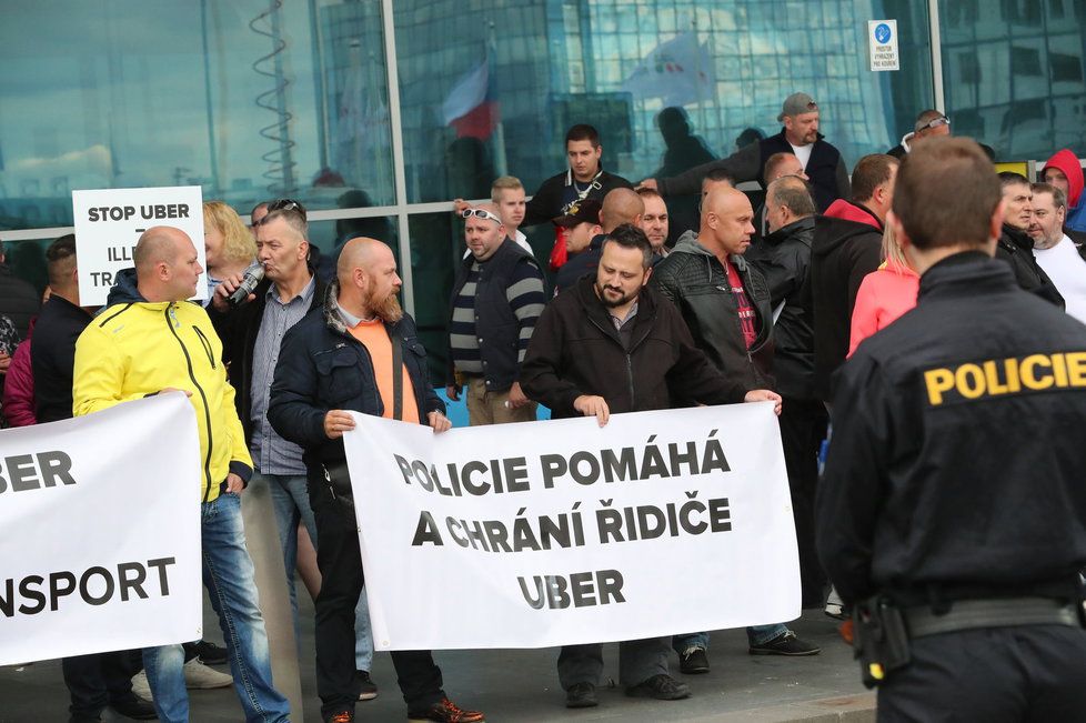 Od 14 hodin na letišti probíhal protest taxikářů.