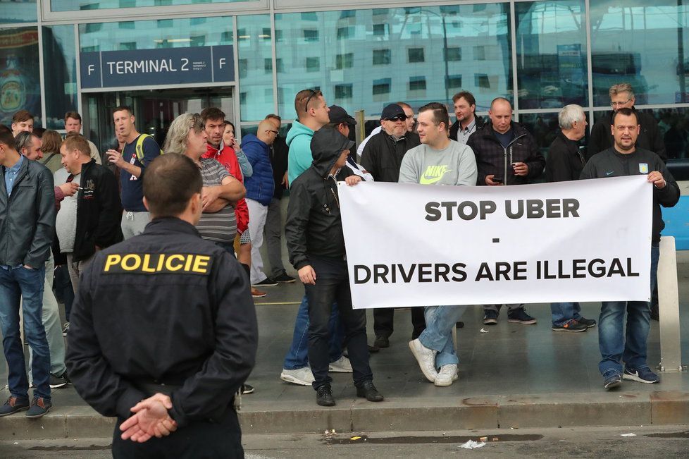 Taxikáři naposledy demonstrovali před Letištěm Václava Havla, po víkendu se sem hodlají vrátit.