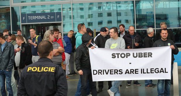 Taxikáři kritizují pro nečinnost pražský magistrát.