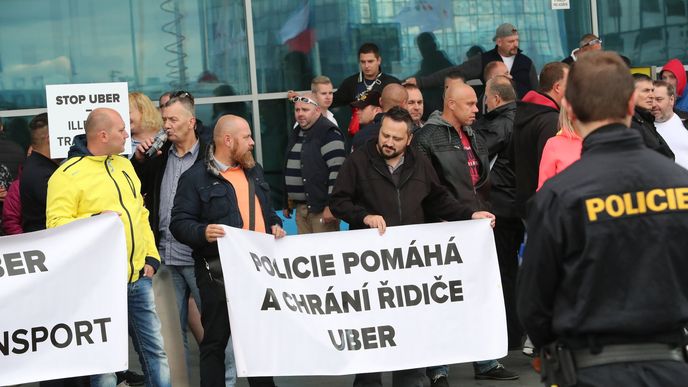 Od 14 hodin na letišti probíhal protest taxikářů.