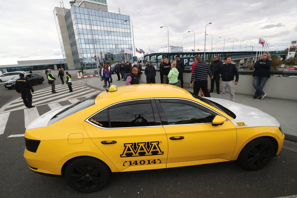 Taxikáři na letišti protestovali proti Uberu.