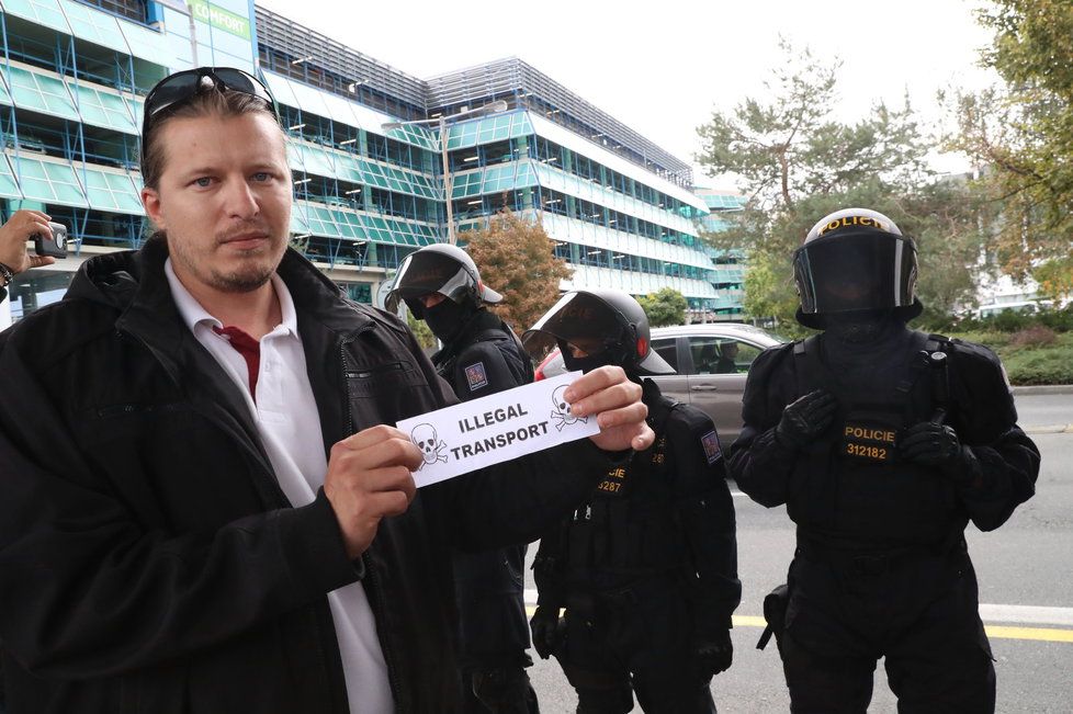 Taxikáři na letišti protestovali proti Uberu.