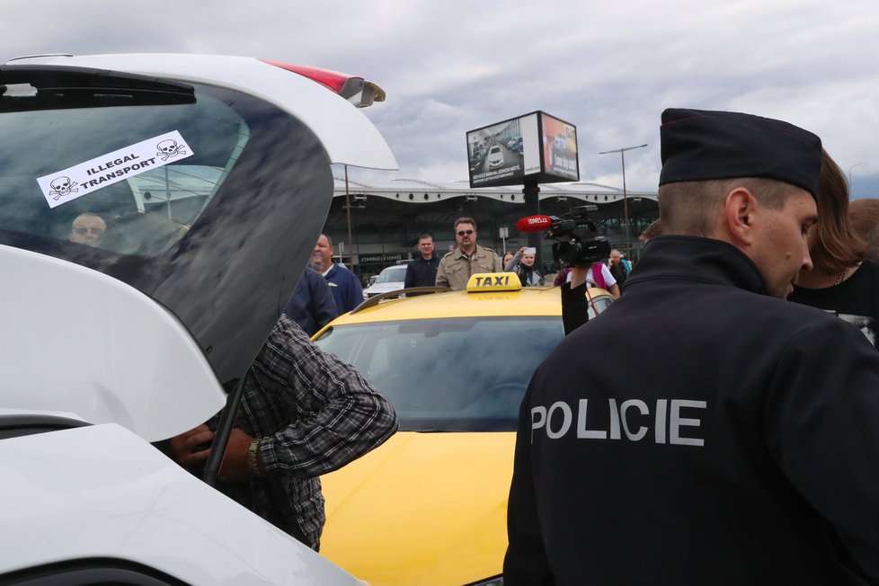 Taxikáři naposledy demonstrovali před Letištěm Václava Havla, po víkendu se sem hodlají vrátit.