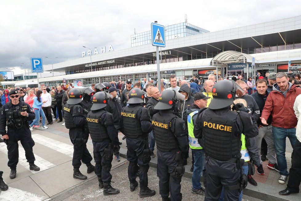 Taxikáři plánují další protest proti Uberu.