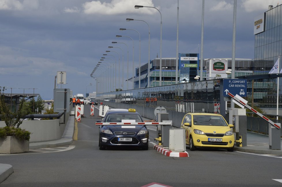 Protest taxikářů na letišti.