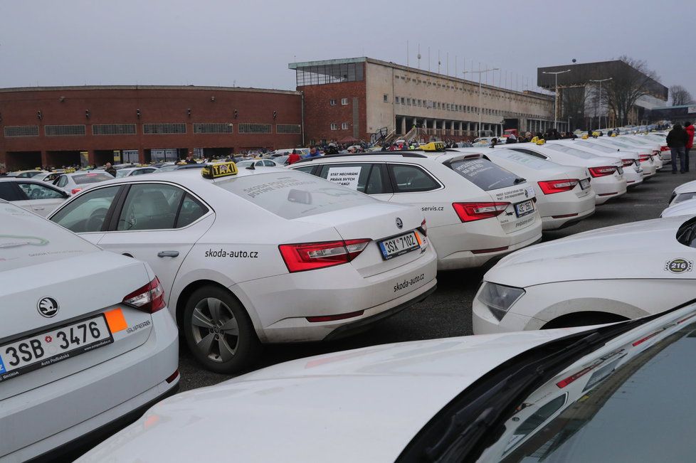 Taxikáři na Strahově protestují proti Uberu.