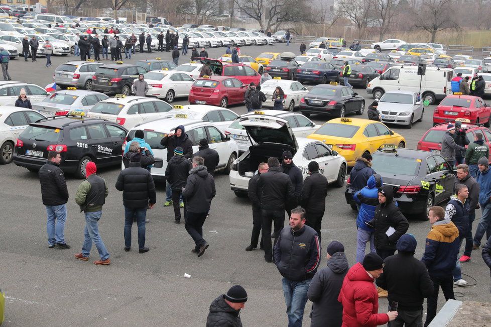 Taxikáři na Strahově protestují proti Uberu.