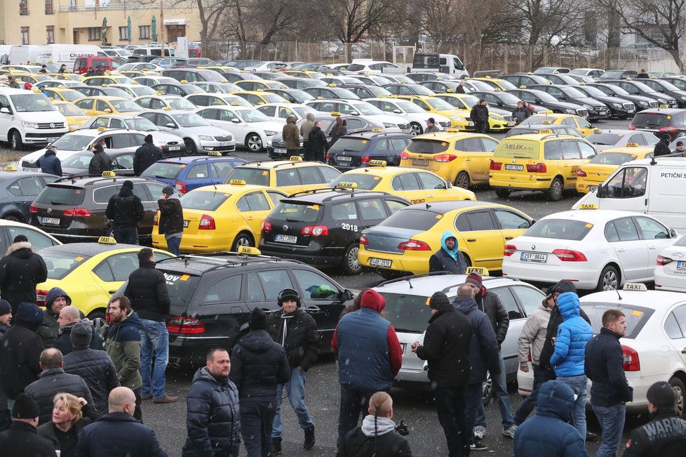 Ulice Prahy během protestů taxikářů na začátku letošního roku.