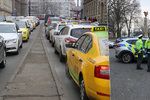 První den stávky taxikářů se na Strahově sešly necelé dvě tisícovky řidičů.