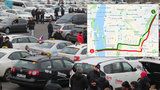 Tisíce taxíků v centru Prahy: Po magistrále kroužily dvě hodiny, protest v pátek zopakují