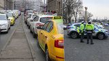 Taxikářská stávka, den první: Odhodlaná policie, naštvaní řidiči a dročkaři bojující proti nečinnosti politiků