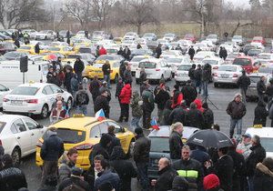 Taxikáři budou pokračovat v protestech.