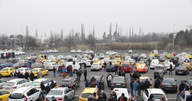 Stávka taxikářů: 400 aut jezdilo centrem Prahy, v pondělí budou pokračovat