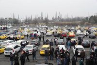 Stávka taxikářů: 400 aut jezdilo centrem Prahy, v pondělí budou pokračovat