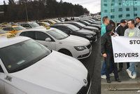 Taxikáři budou v pondělí znovu protestovat: Požadují vypnutí Uberu, Praha chce problémy řešit