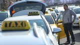 Taxikáři s protesty v Praze nepřestali. Demonstrace plánují každý všední den