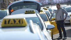 Taxikáři pokračují v protestech proti společnostem Uber a Taxify.