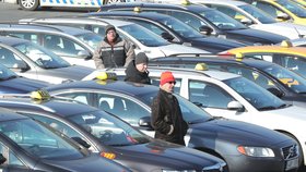 S činností Uberu nesouhlasí také pražští taxikáři, kteří proti němu protestovali  1. března.