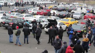 V Praze opět protestují taxikáři proti Uberu, centru hrozí dopravní kolaps