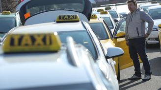 Taxikáři vyzývají Babiše: Vypněte služby Uber a Taxify