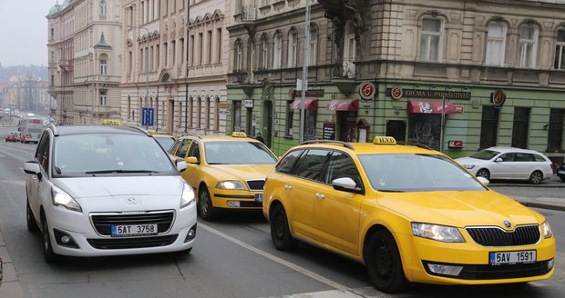 Taxikáři kroužili centrem Prahy dvě hodiny.