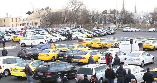 Taxikáři v pondělí 12. února uspořádali třetí protestní setkání v řadě.