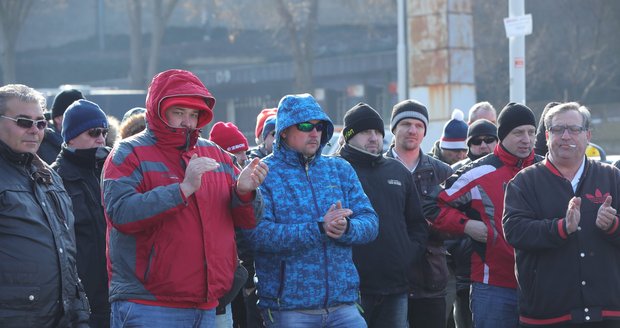 Taxikáři při protestu 1. března vyjeli k Úřadu vlády, ministerstvu dopravy i magistrátu.