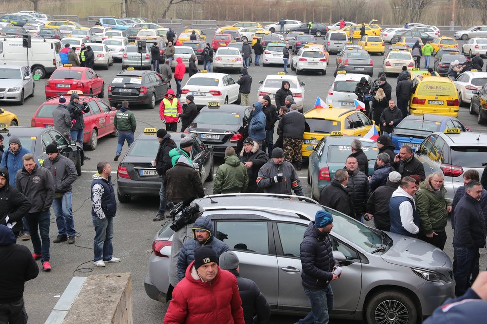 Taxikáři na Strahově protestují proti Uberu. Sešlo se jich tam více než tisíc.