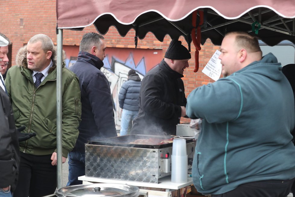 Taxikáři na Strahově protestují proti Uberu. Sešlo se jich tam více než tisíc.