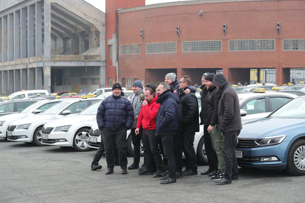 Taxikáři hrozí, že zablokují magistrálu, pokud jim vláda nevyjde vstříc.