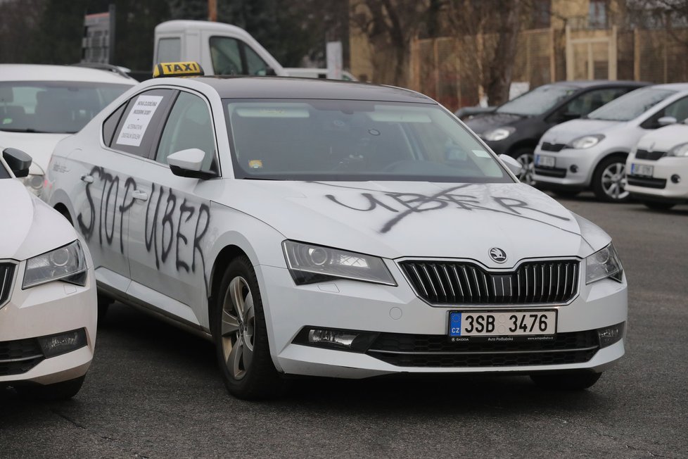 Taxikáři hrozí, že zablokují magistrálu, pokud jim vláda nevyjde vstříc.