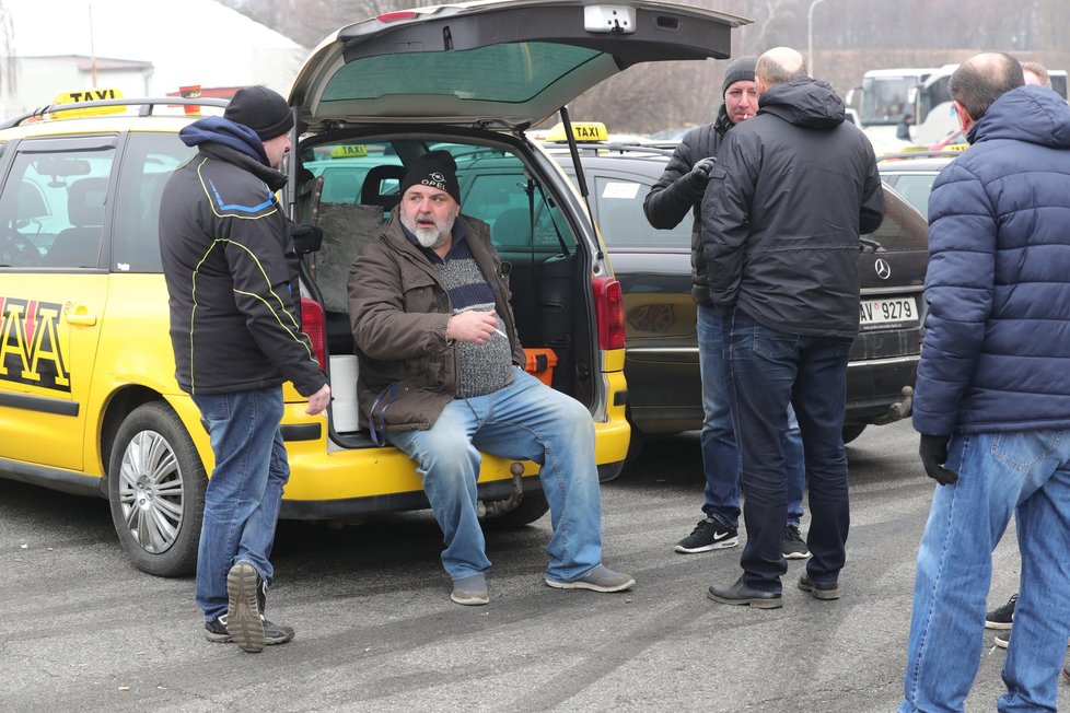 Taxikáři hrozí, že zablokují magistrálu, pokud jim vláda nevyjde vstříc.