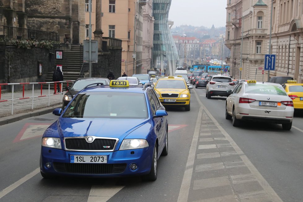 Taxikáři kroužili centrem Prahy dvě hodiny.