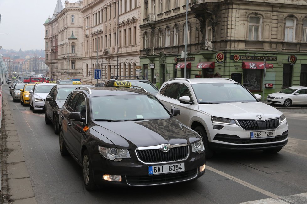 Taxikáři kroužili centrem Prahy dvě hodiny.