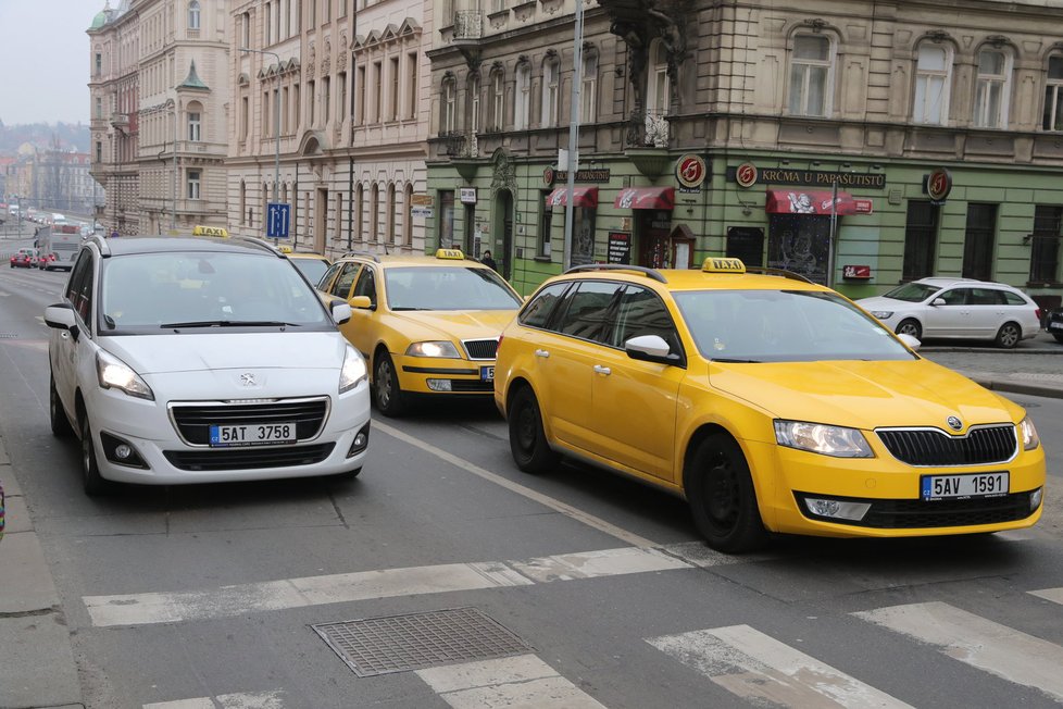 Taxikáři v minulých měsících uspořádali proti alternativním taxislužbám desítky protestů. Požadují, aby dodržovaly stejné podmínky jako oni