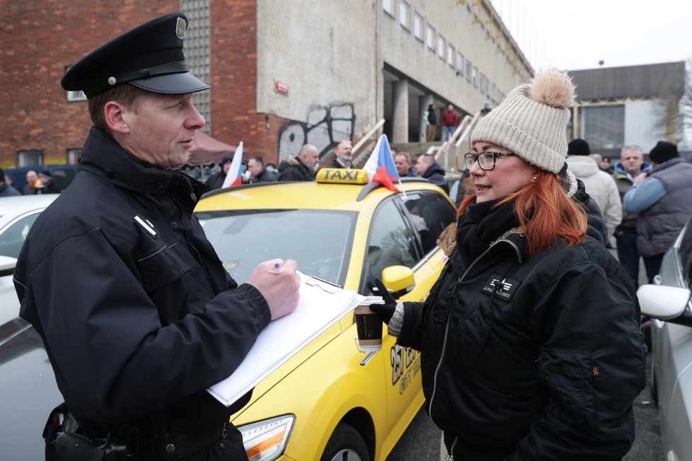 Na Strahov se v pátek sjelo 400 taxikářů. Na příjezdovou cestu jim někdo nasypal šroubky.