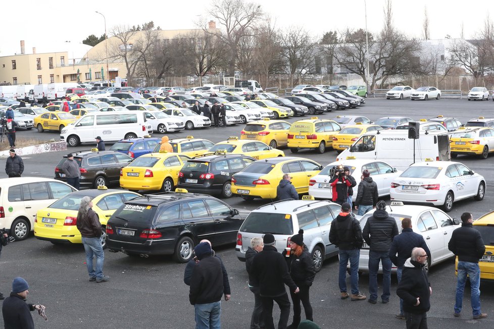 Taxikáři v pondělí 12. února uspořádali třetí protestní setkání v řadě.