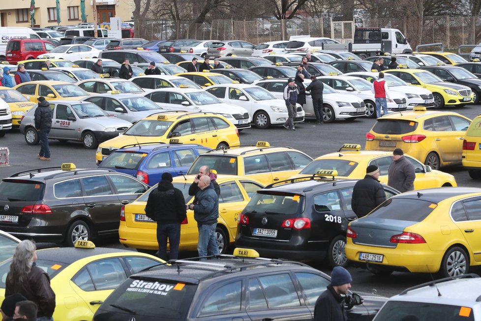 Taxikáři v pondělí 12. února uspořádali třetí protestní setkání v řadě.