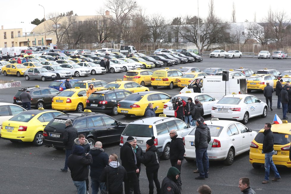 Taxikáři uspořádali v pondělí 12. února třetí protestní akci v řadě.