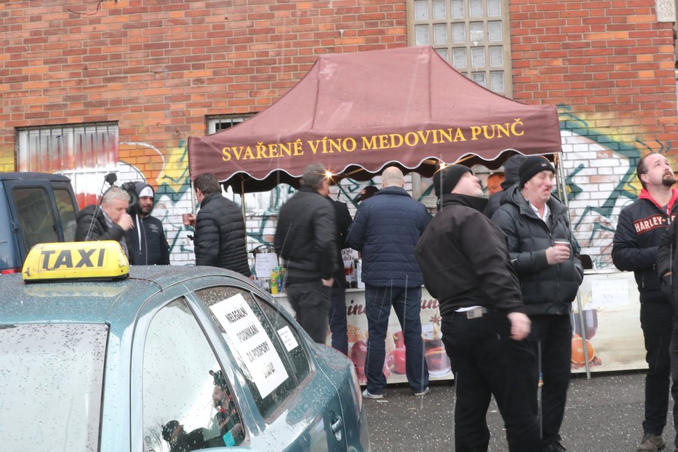 Proti Uberu několikrát demonstrovali i pražští taxikáři.