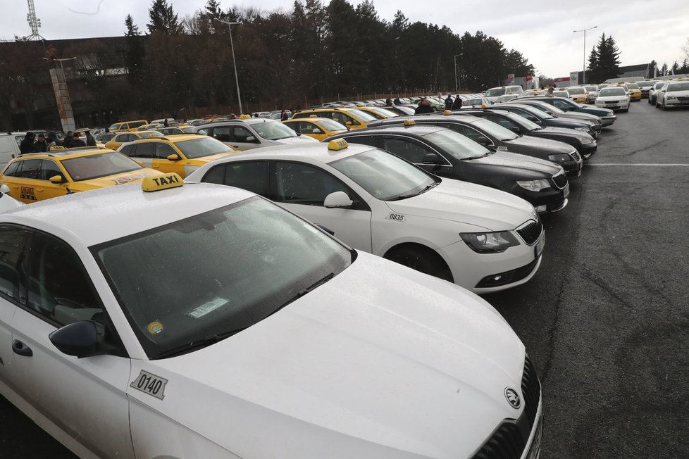 Taxikáři uspořádali v pondělí 12. února třetí protestní akci v řadě.