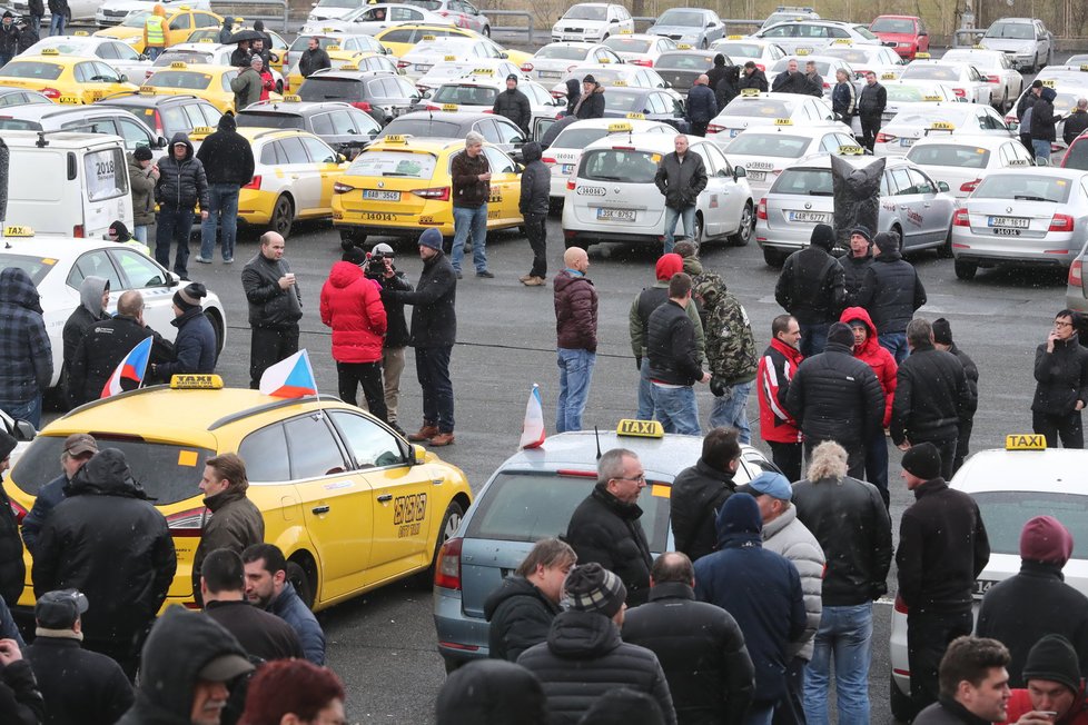 Proti Uberu několikrát demonstrovali i pražští taxikáři.