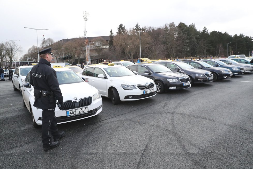 Taxikáři uspořádali v pondělí 12. února třetí protestní akci v řadě.