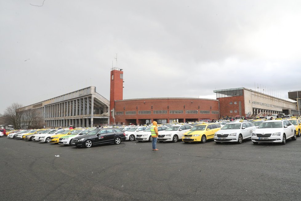 Taxikáři uspořádali v pondělí 12. února třetí protestní akci v řadě.